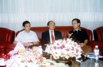 图为市委书记黄道伟(右一)、市长汤世保(左一)在南宁机场贵宾厅会见美国美丰银行董事长李文裕(中)。本报记者 黎均富摄